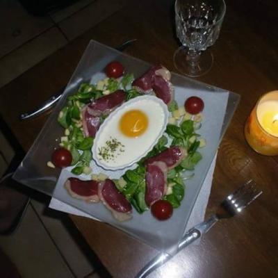 salade gersoise avec son œuf cocotte sur sa crème de foie gras